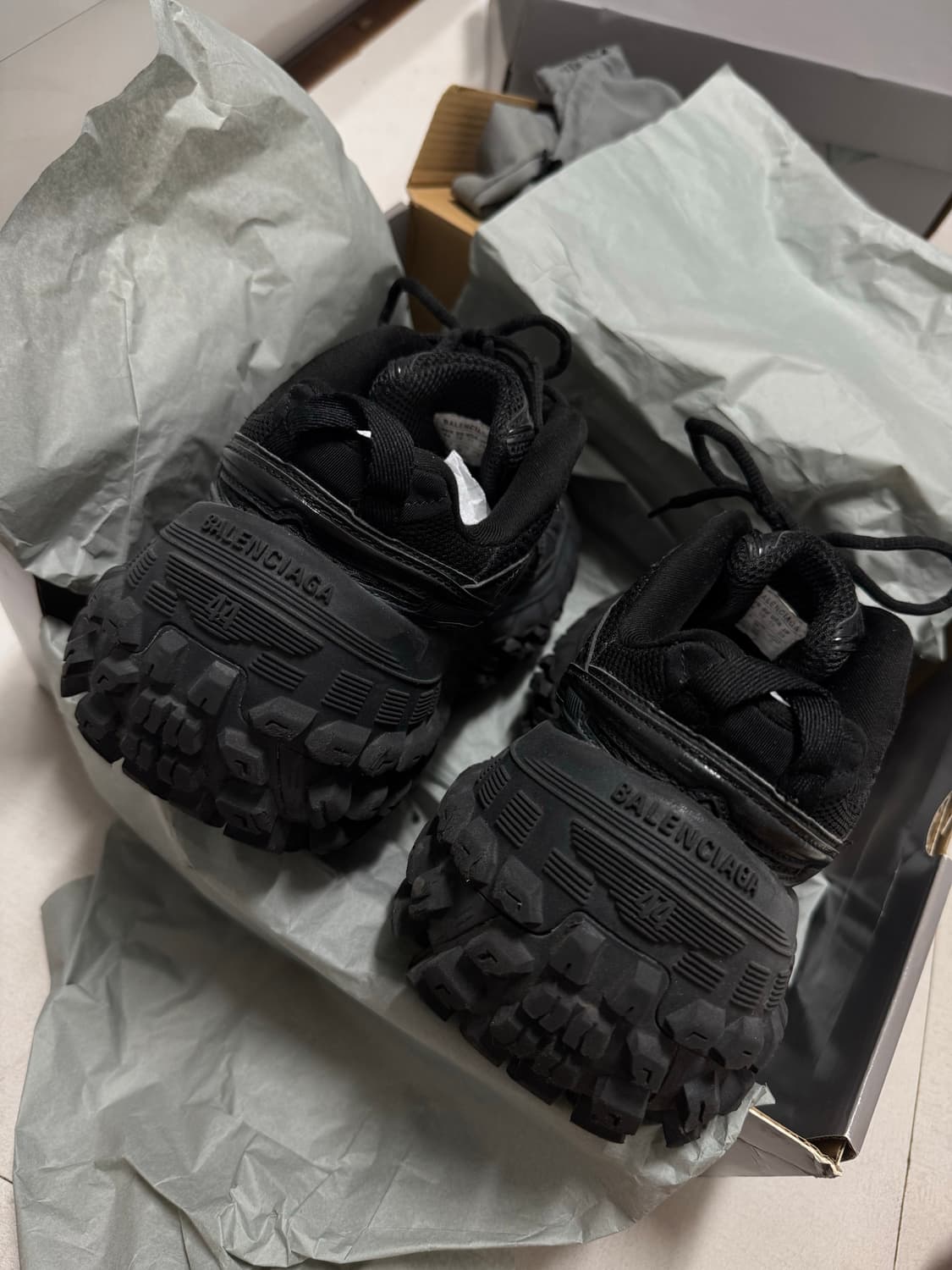 발렌시아가 디펜더 블랙 44 상품이미지2