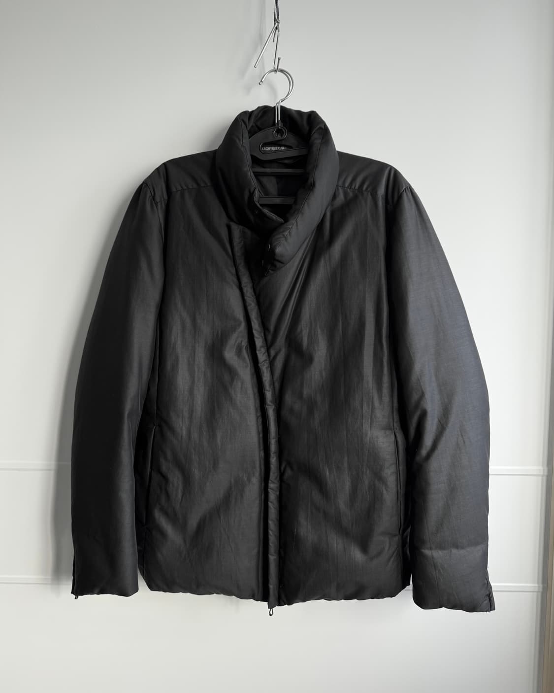 카즈유키 쿠마가이 사선 하이넥 다운 자켓 상품이미지1