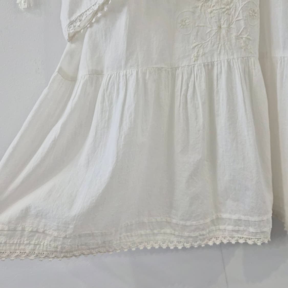 아이보리 자수 셔링 반팔 블라우스 상품이미지7