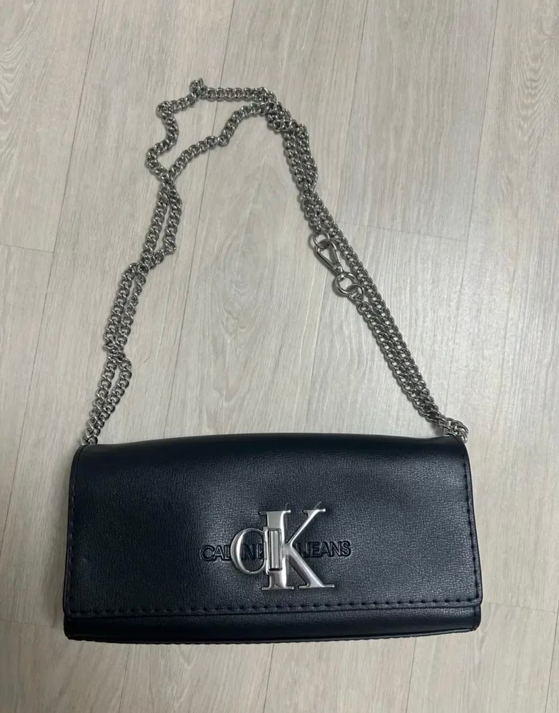 캘빈클라인 모노그램 HW 체인 클러치 상품이미지1