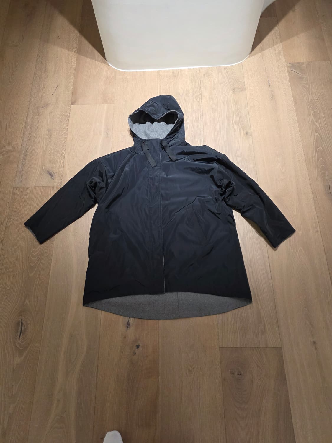 DKNY 블랙 그레이 리버시블 색상의 후드 자켓입니다
 상품이미지1