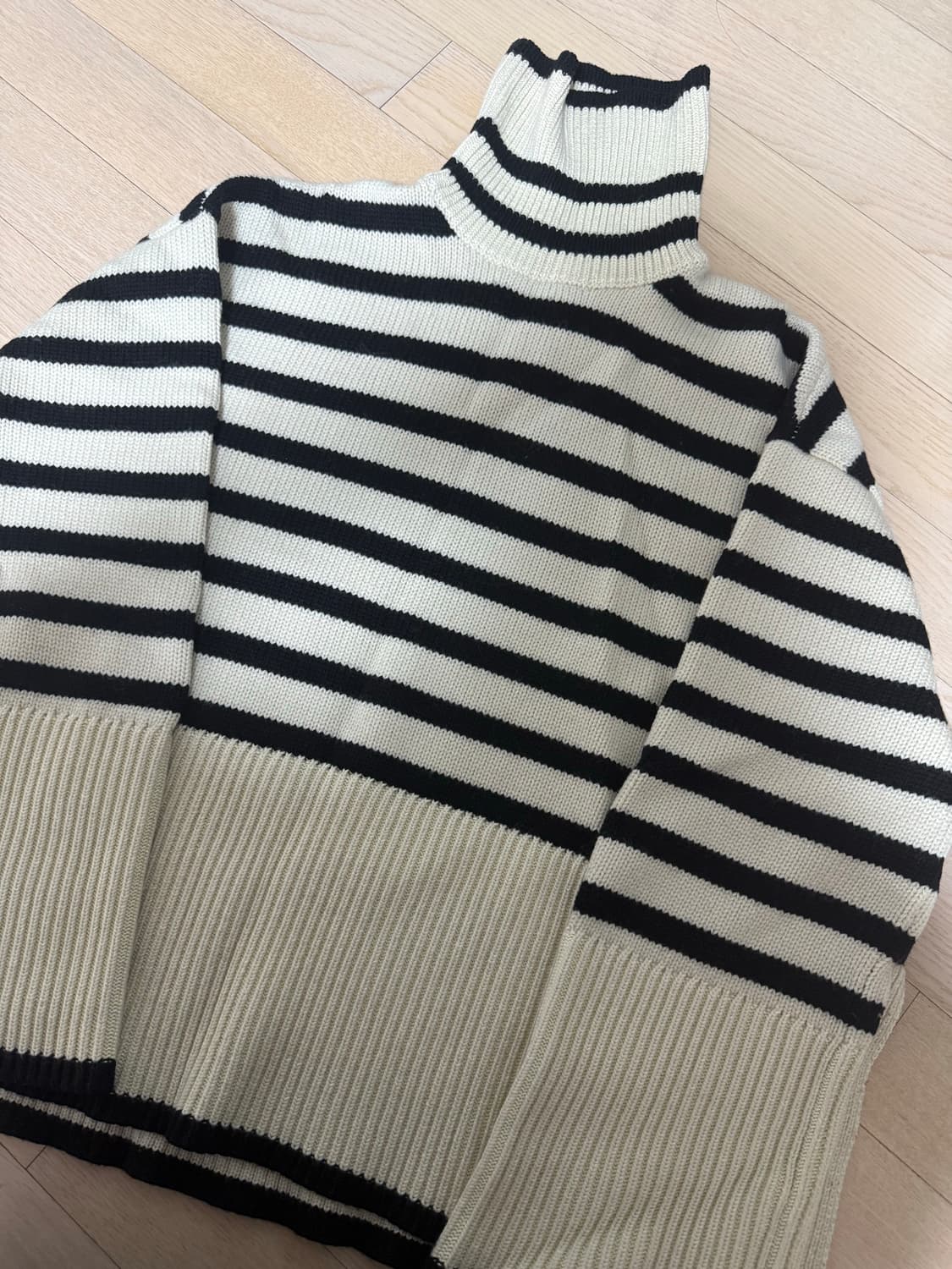 토템 스트라이프 니트 터틀넥 상품이미지1