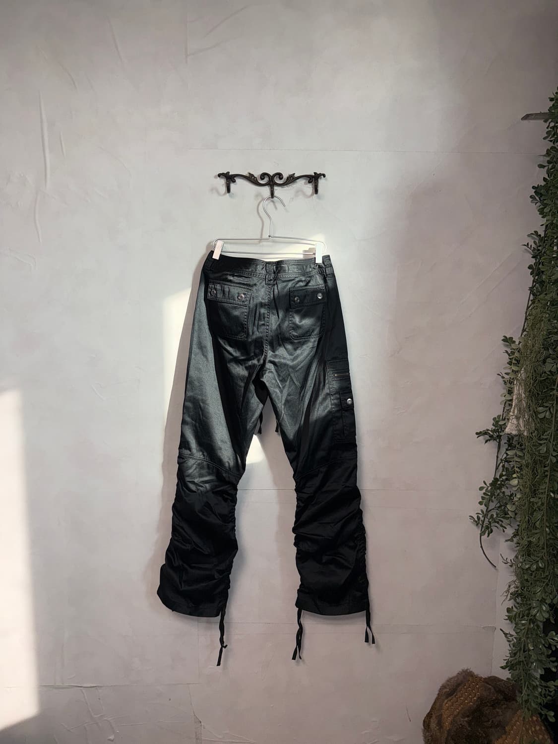 Black satin shirring bootscut cargo pt 상품이미지5