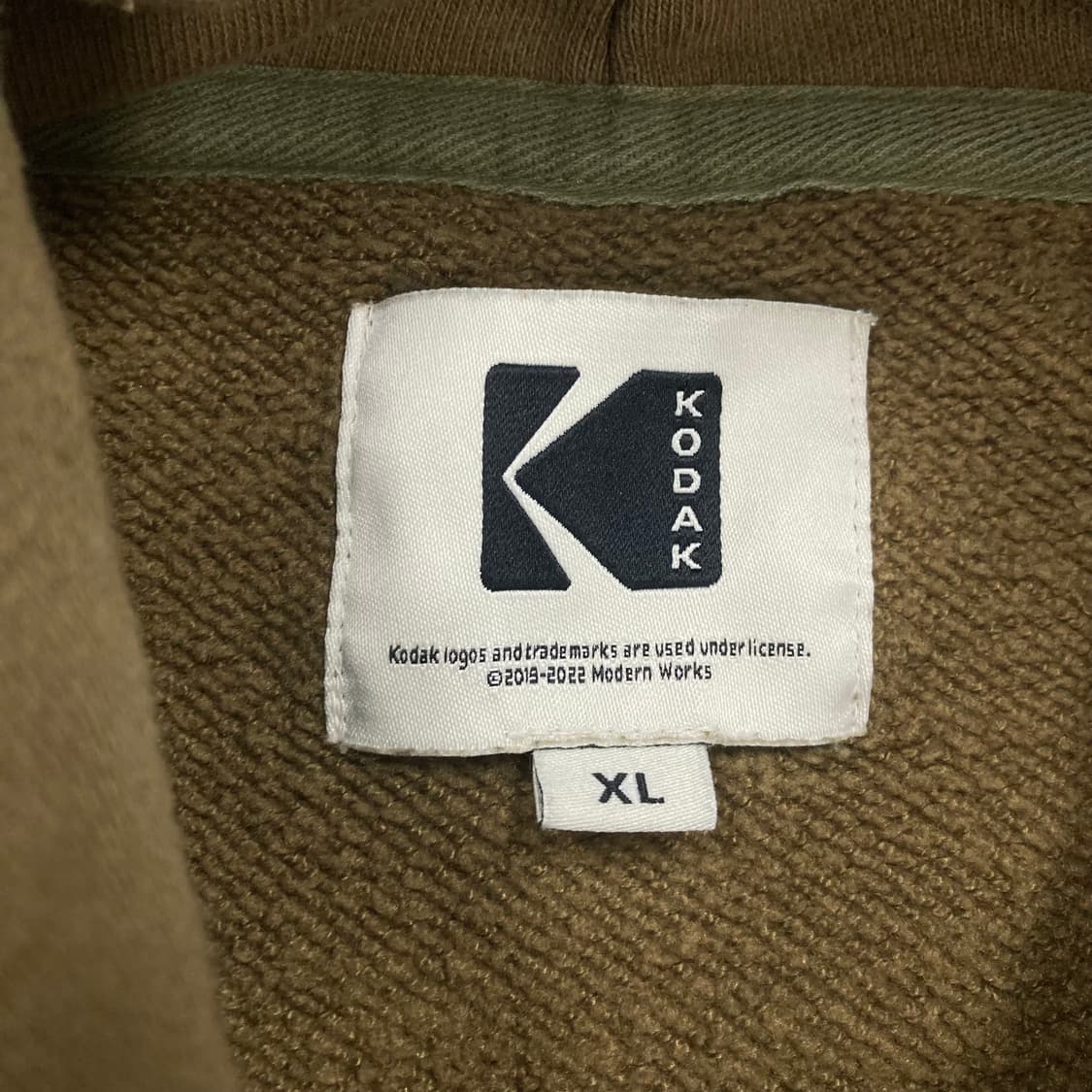 코닥 카키 컬러 스펠아웃 빅로고 후드티 상품이미지4