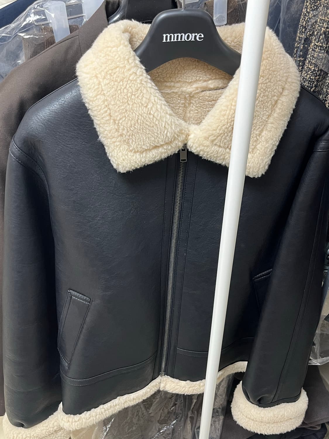 mmore 비건 레더 무스탕 블랙 상품이미지8