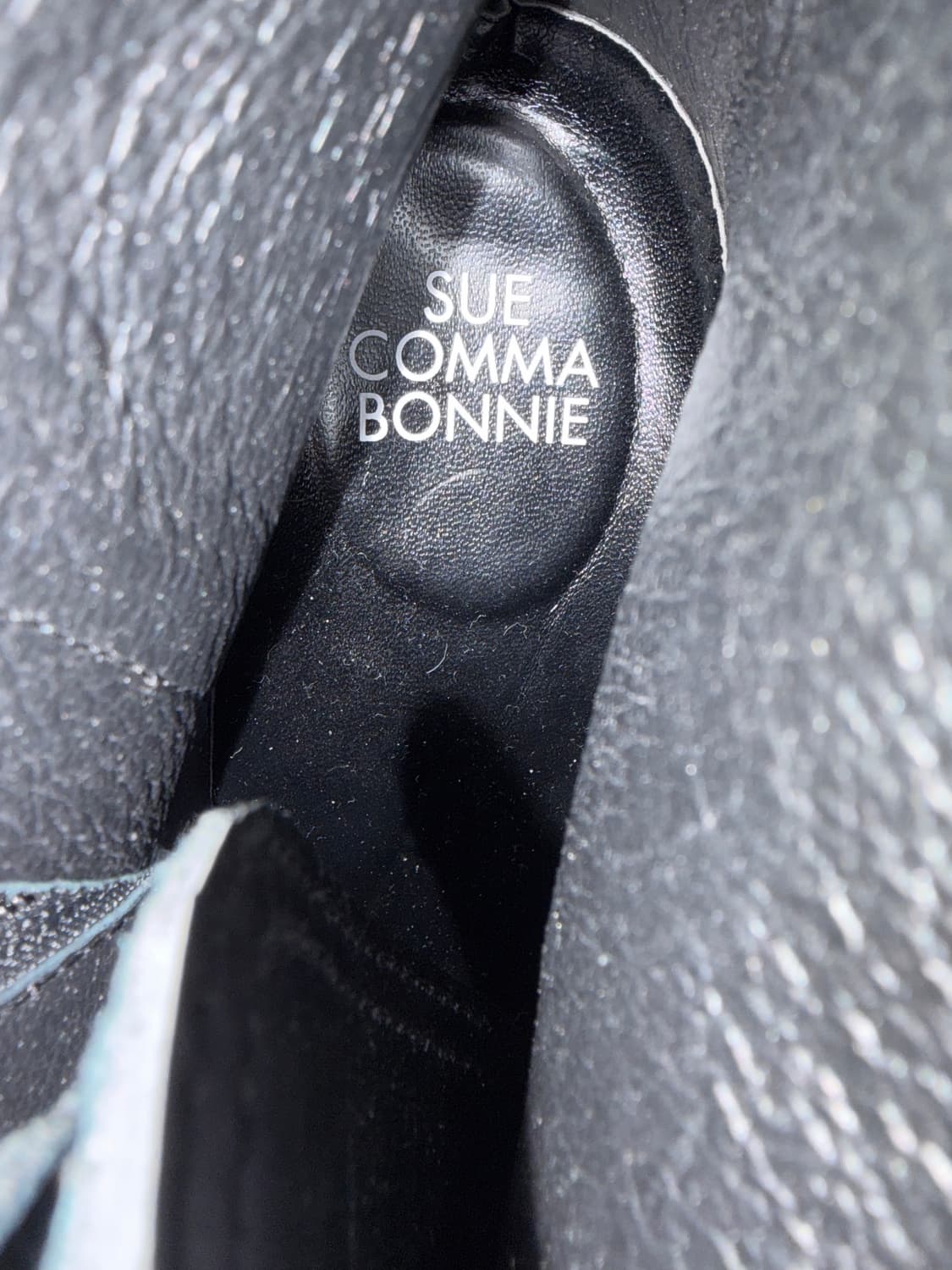 슈콤마보니 블랙 앵클 부츠 금장 장식 상품이미지2