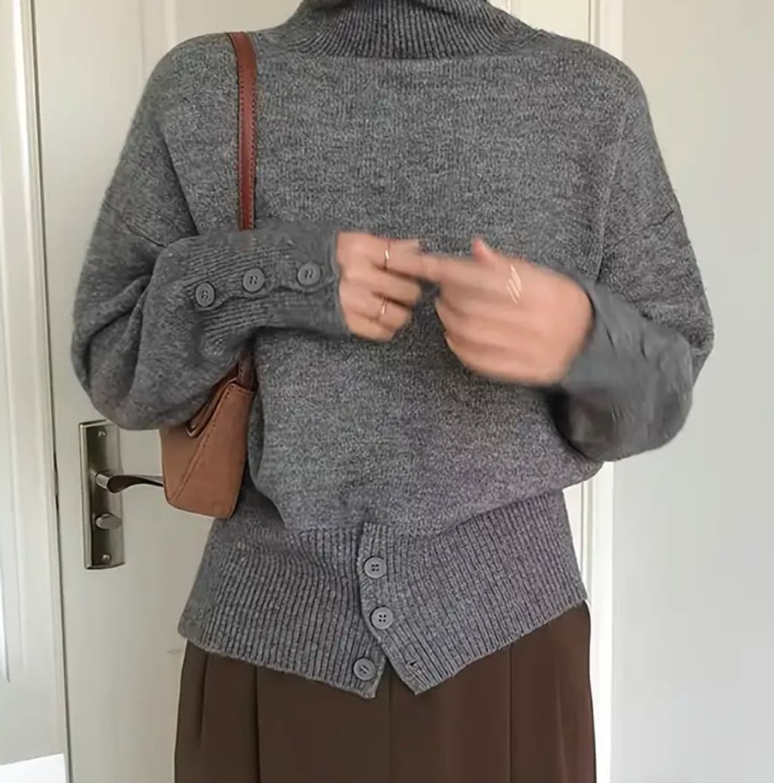 그레이 터틀넥 폴라 버튼 니트  상품이미지2