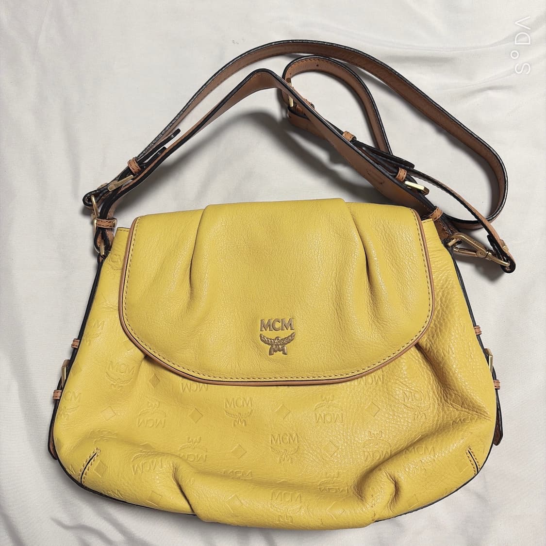MCM 옐로우 숄더겸 크로스백 상품이미지1