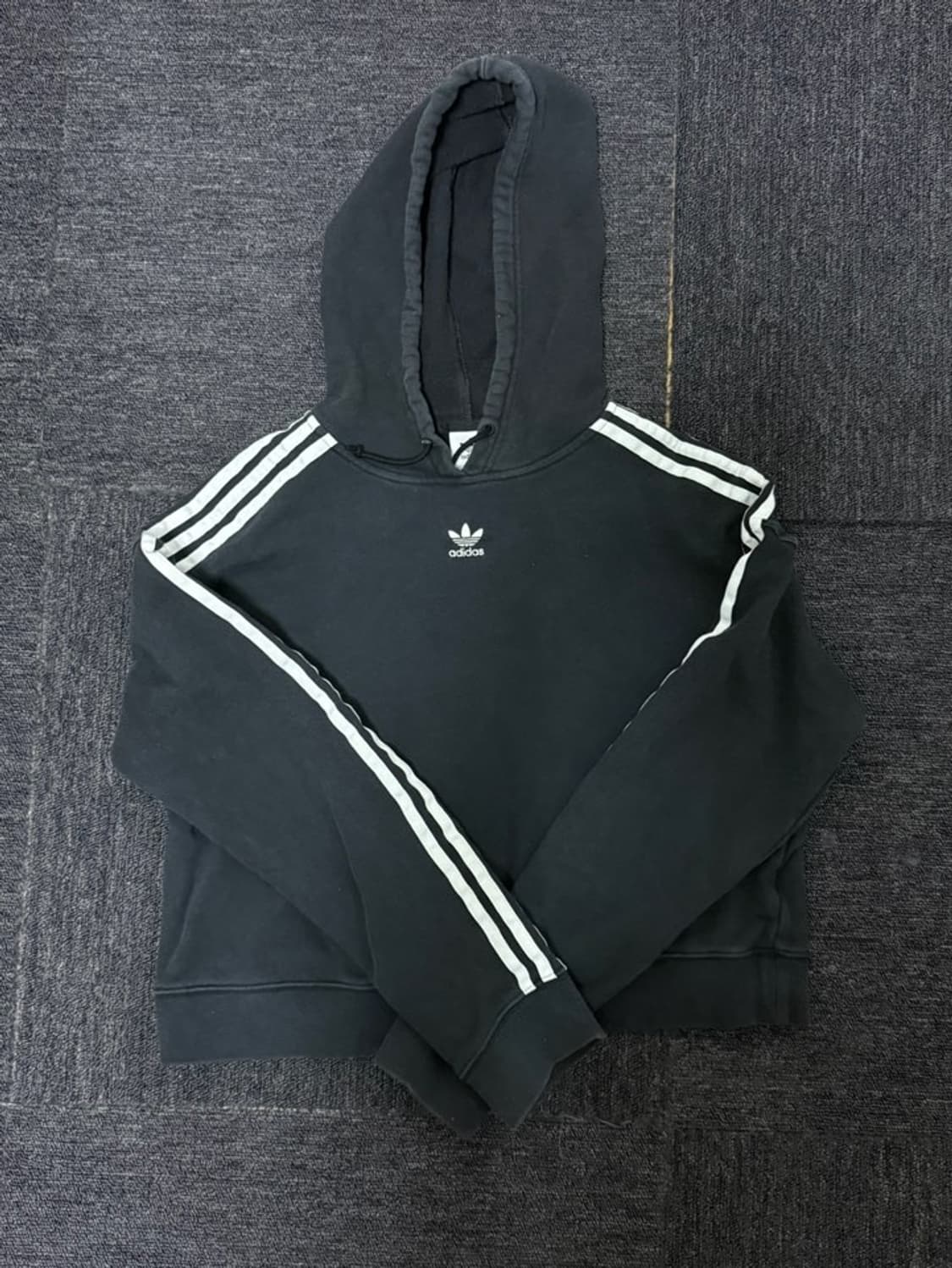 아디다스 중앙 로고 후드티 상품이미지1