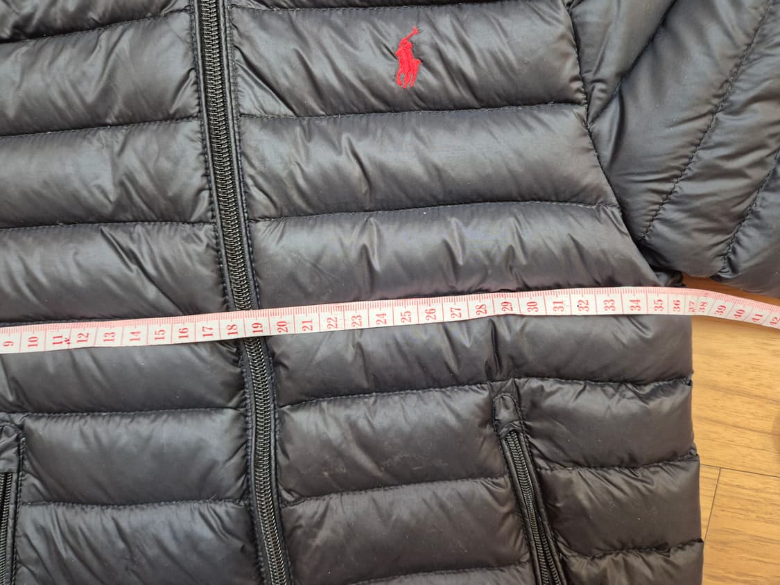 블랙 색상의 폴로 랄프로렌 키즈 패딩 120사이즈입니다. 모자가 달려있어 상품이미지8