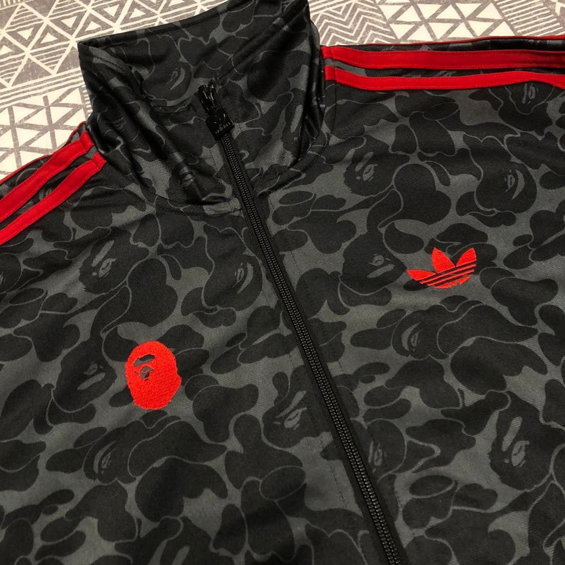 [M] 아디다스 x 베이프 올오버 프린트 트랙 탑 져지 블랙 상품이미지3