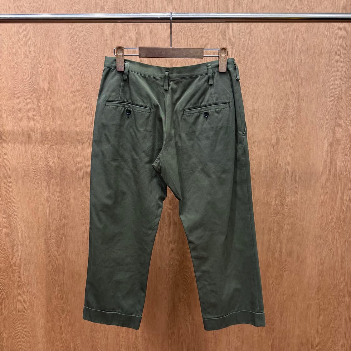 요지 야마모토 치노 팬츠 더블 버튼 클로징 사선 포켓 디테일 카키 상품이미지3