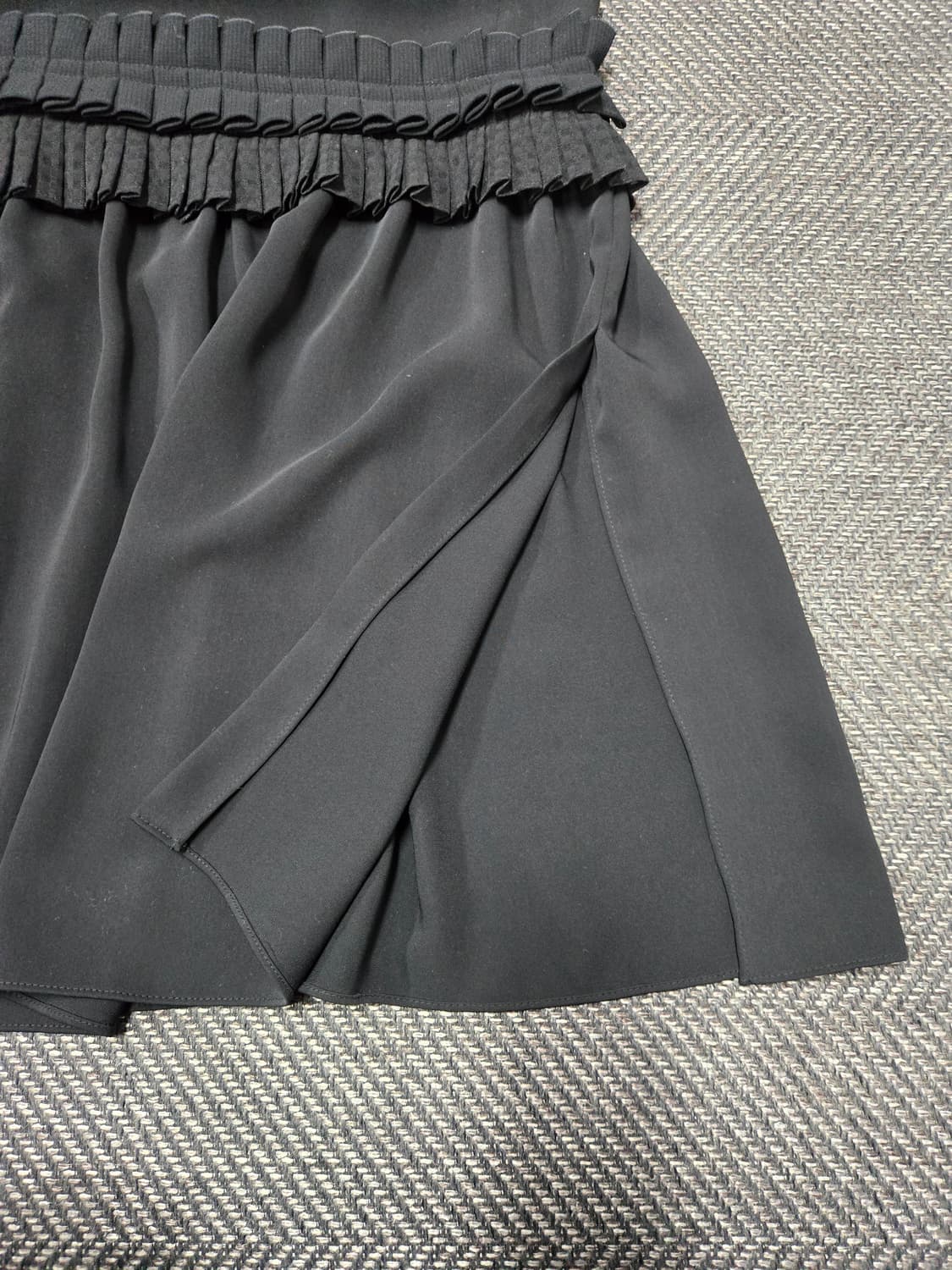 럭키슈에뜨 22ss 블랙 리본 플리츠 원피스 상품이미지5