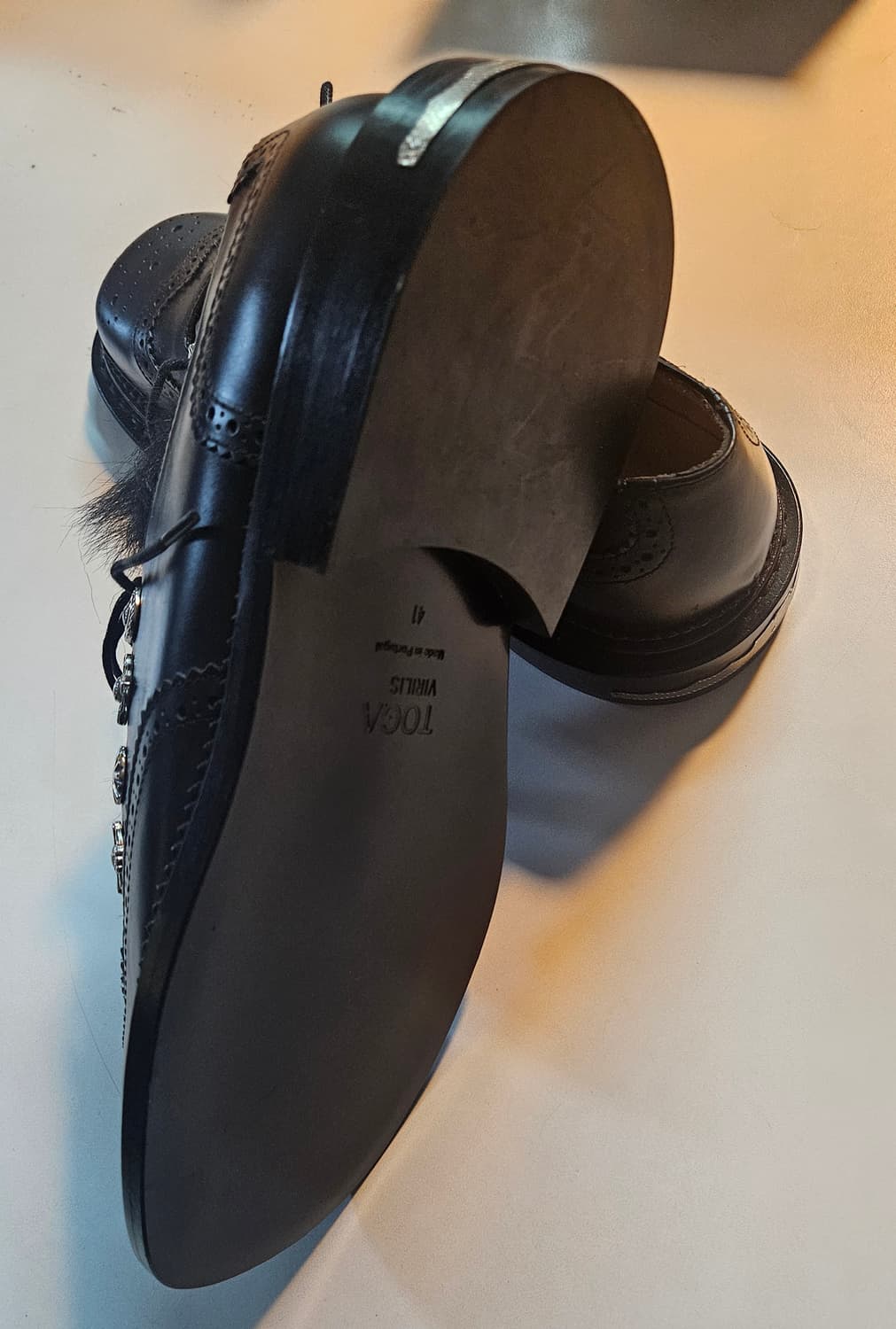 TOGA VIRILIS 블랙 퍼 장식 윙팁 슈즈 41(새상품) 상품이미지7