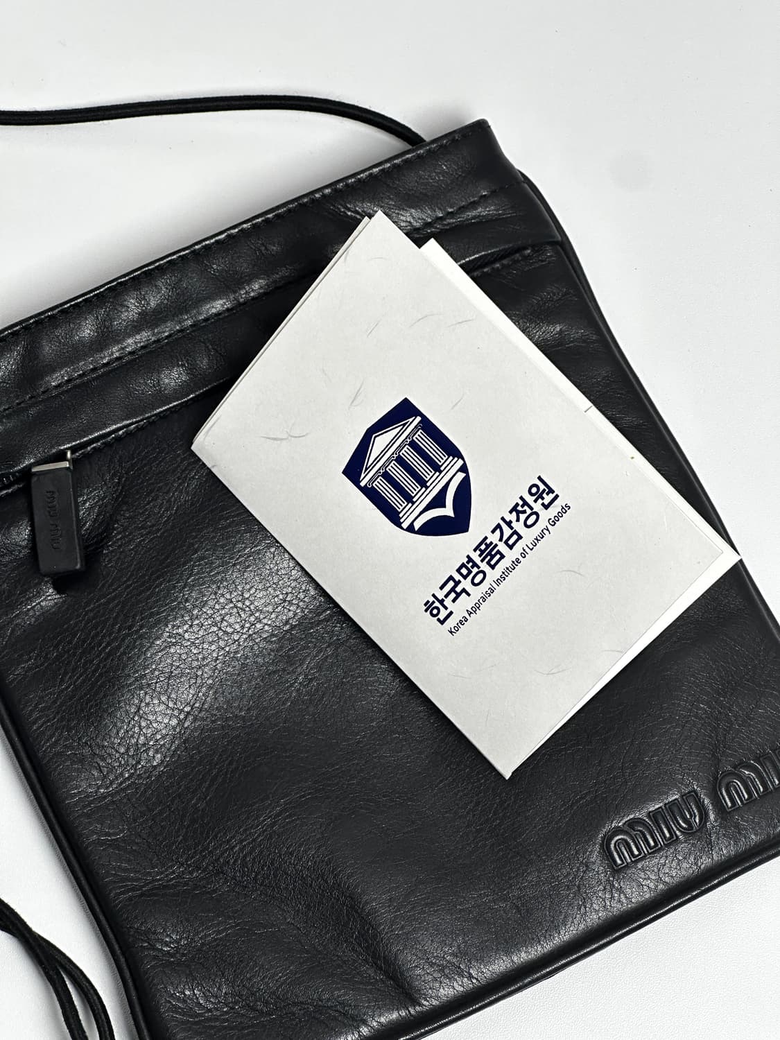 미우미우 레더 크로스백 – 미니멀 컨템포러리 에센셜 상품이미지10