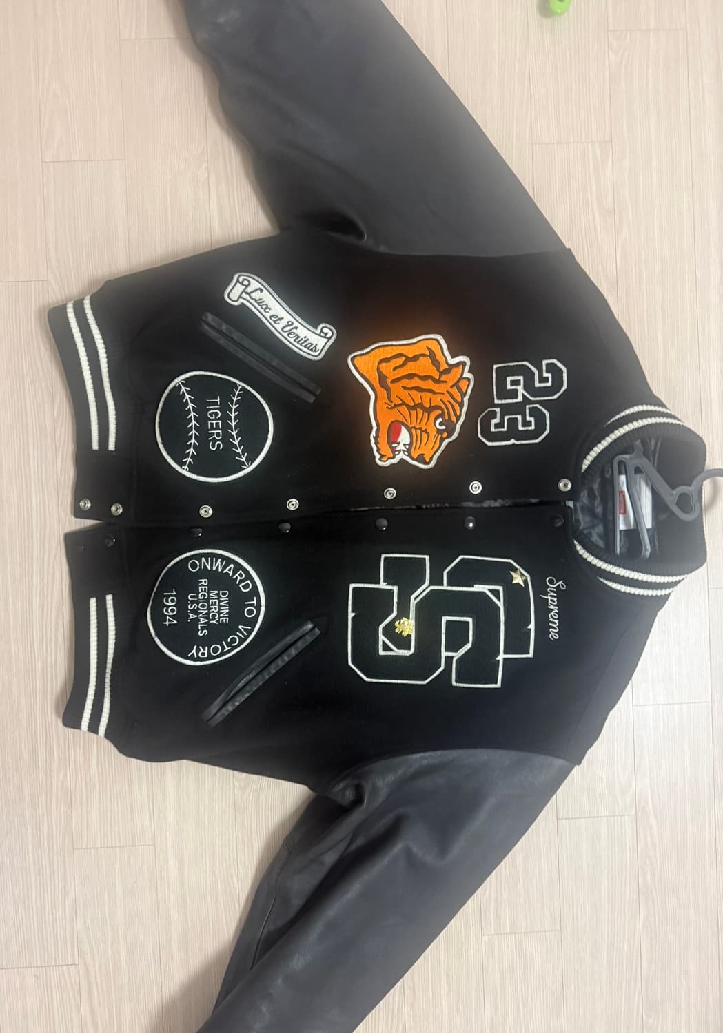 슈프림 타이거 바시티 L 상품이미지3