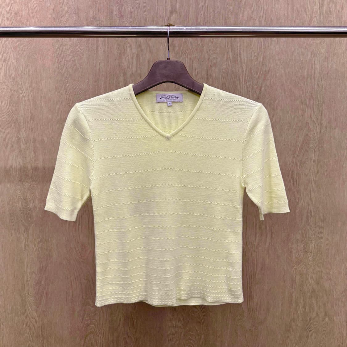 브룩스 브라더스 브이넥 반팔 니트 스트라이프 조직 디테일 옐로우 상품이미지2