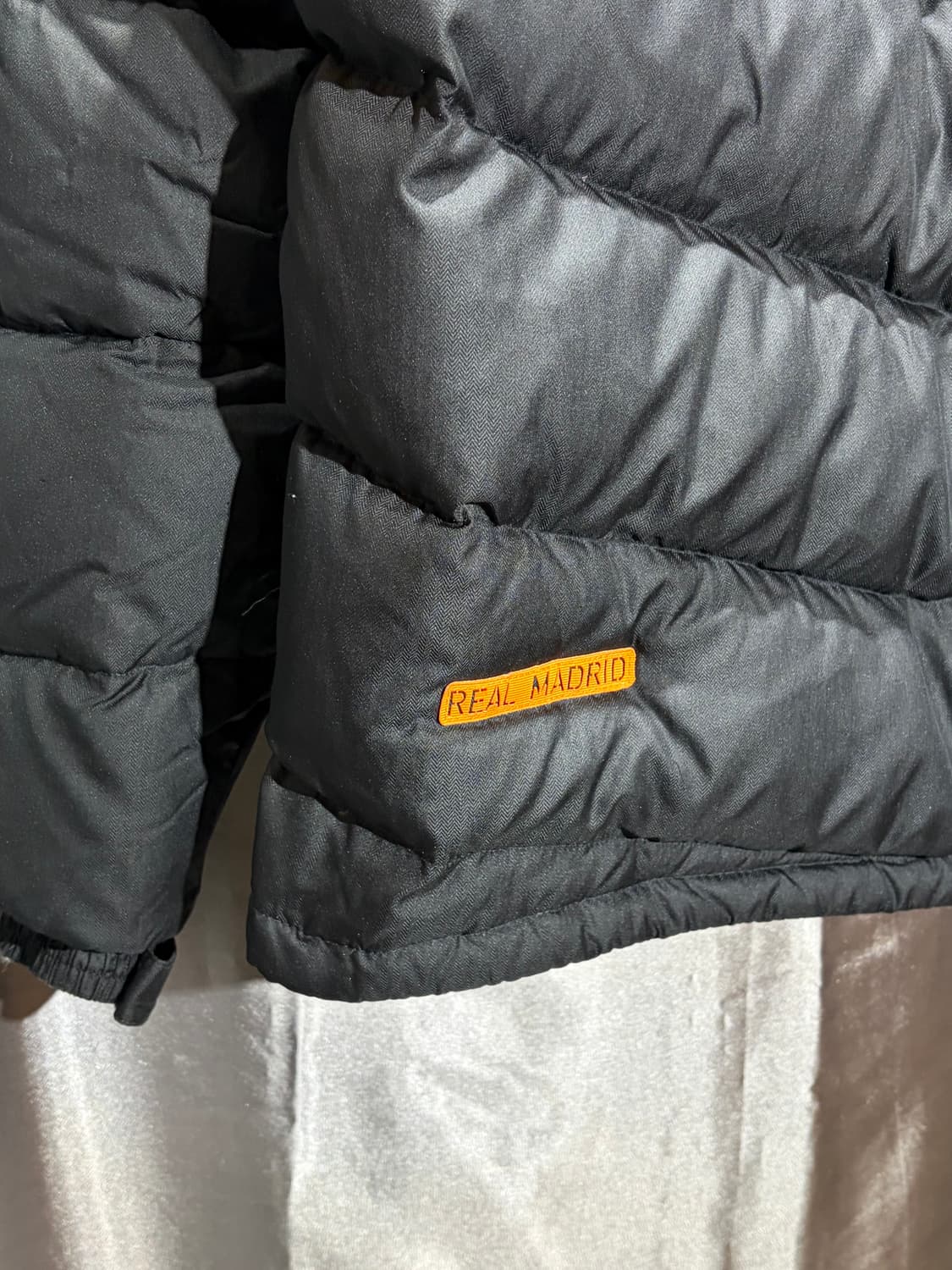 L 아디다스 레알마드리드 삼선로고 블랙 후드 패딩 상품이미지4