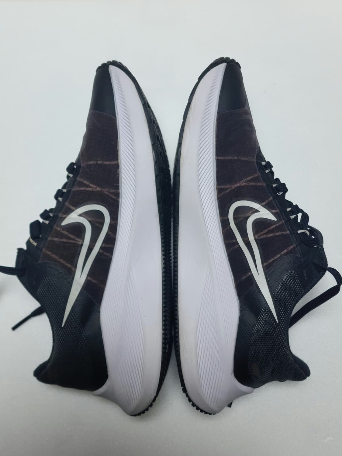 나이키 줌 윈플로 런닝화 블랙 235mm 상품이미지4