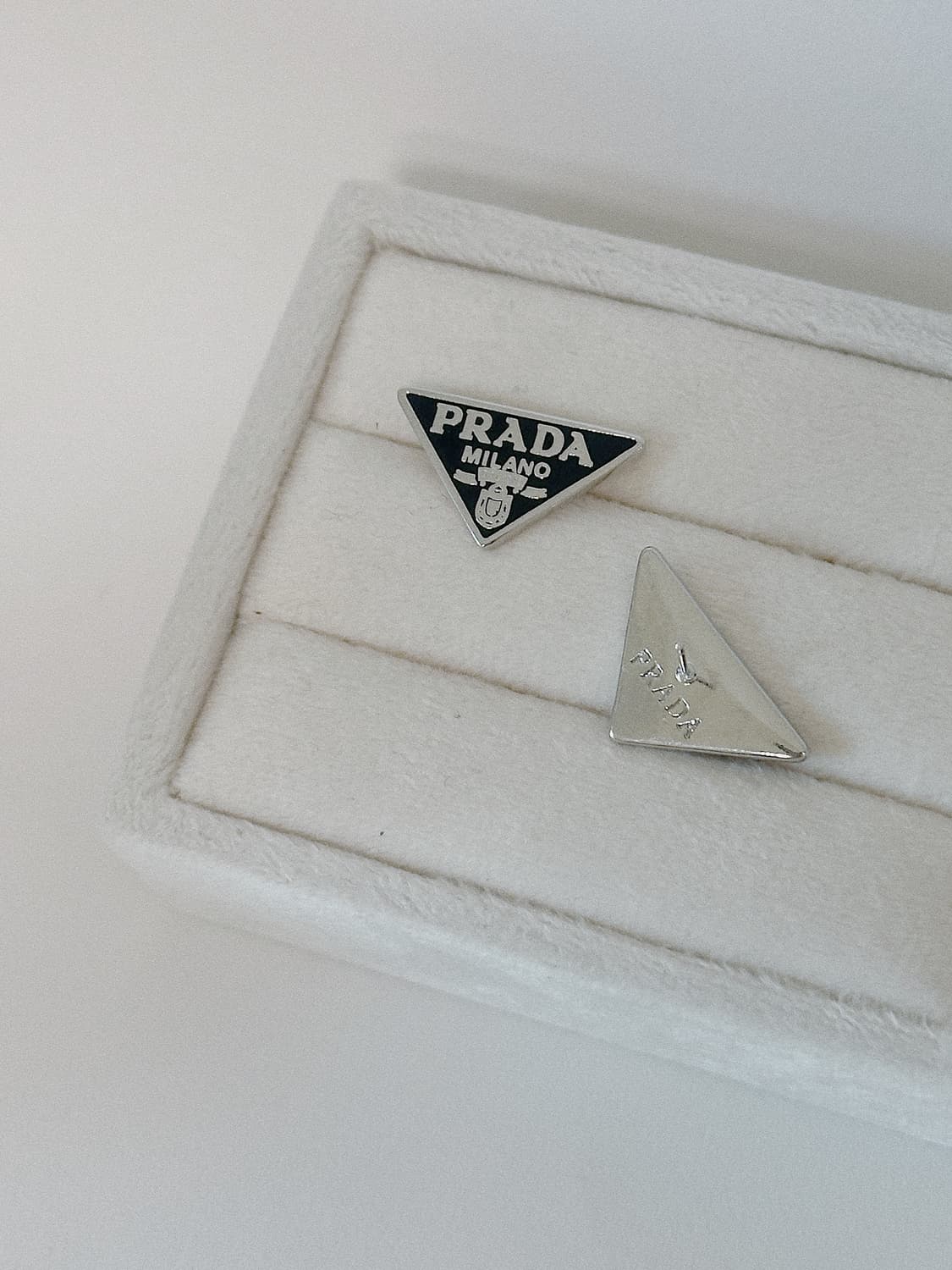 프라다 삼각로고 블랙 업사이클링 귀걸이 상품이미지2