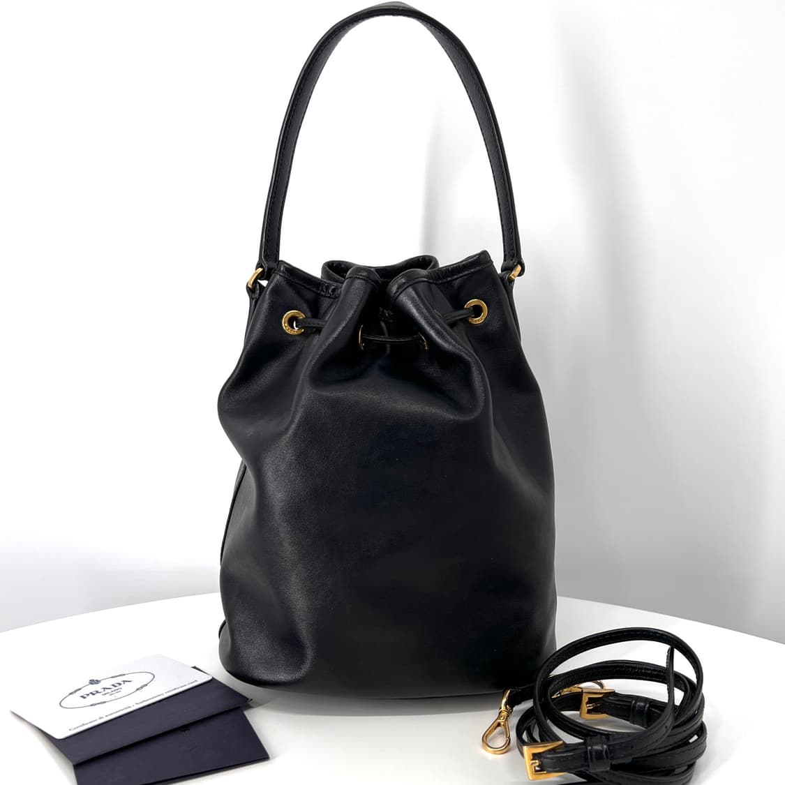 프라다 삼각로고 레더 버킷백 블랙 (1BH038) 상품이미지3