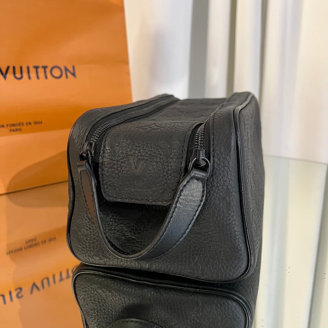 루이비통 토뤼옹 돕키트 블랙 신형 상품이미지4