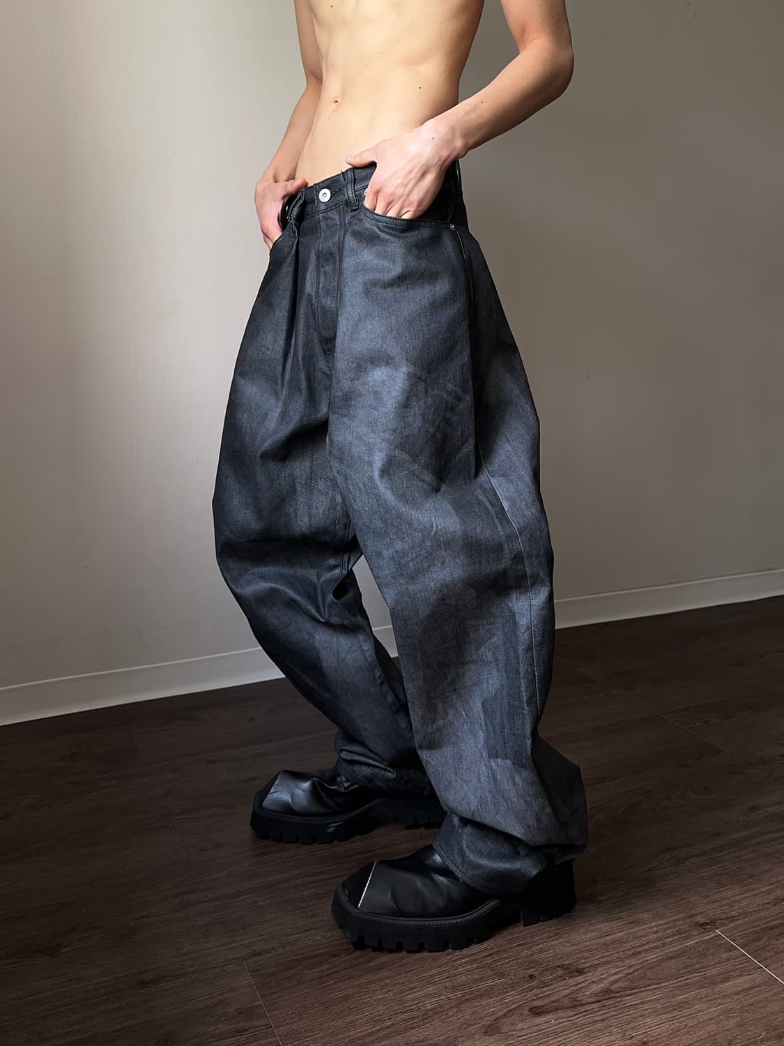 Kuro 크로스 루즈 와이드 코팅 진 상품이미지5