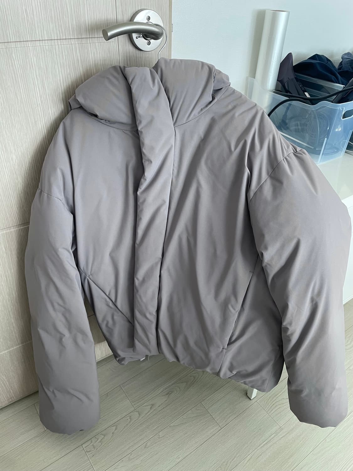 무신사스탠다드 미니멀후디드 패딩 그레이쉬베이지팝니다 상품이미지1