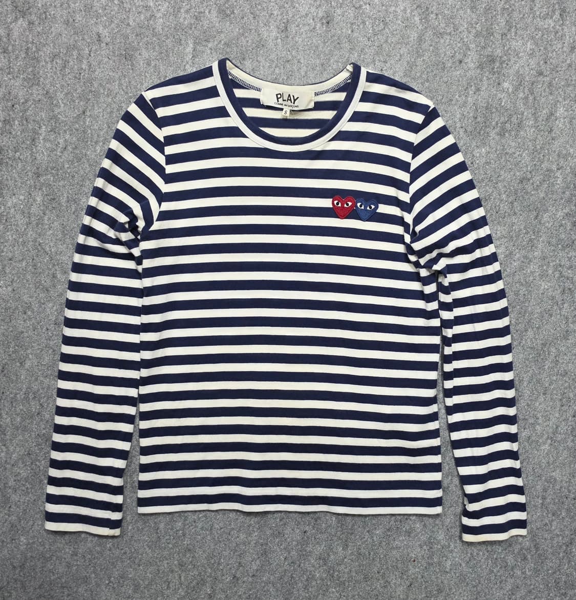 꼼데가르송 더블하트 와펜 스트라이프 긴팔티 S 네이비 상품이미지1