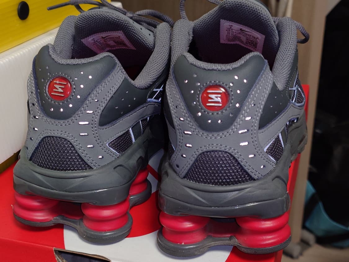 [270] 나이키 샥스 라이드2 스모크 그레이 유니버시티 레드 상품이미지3