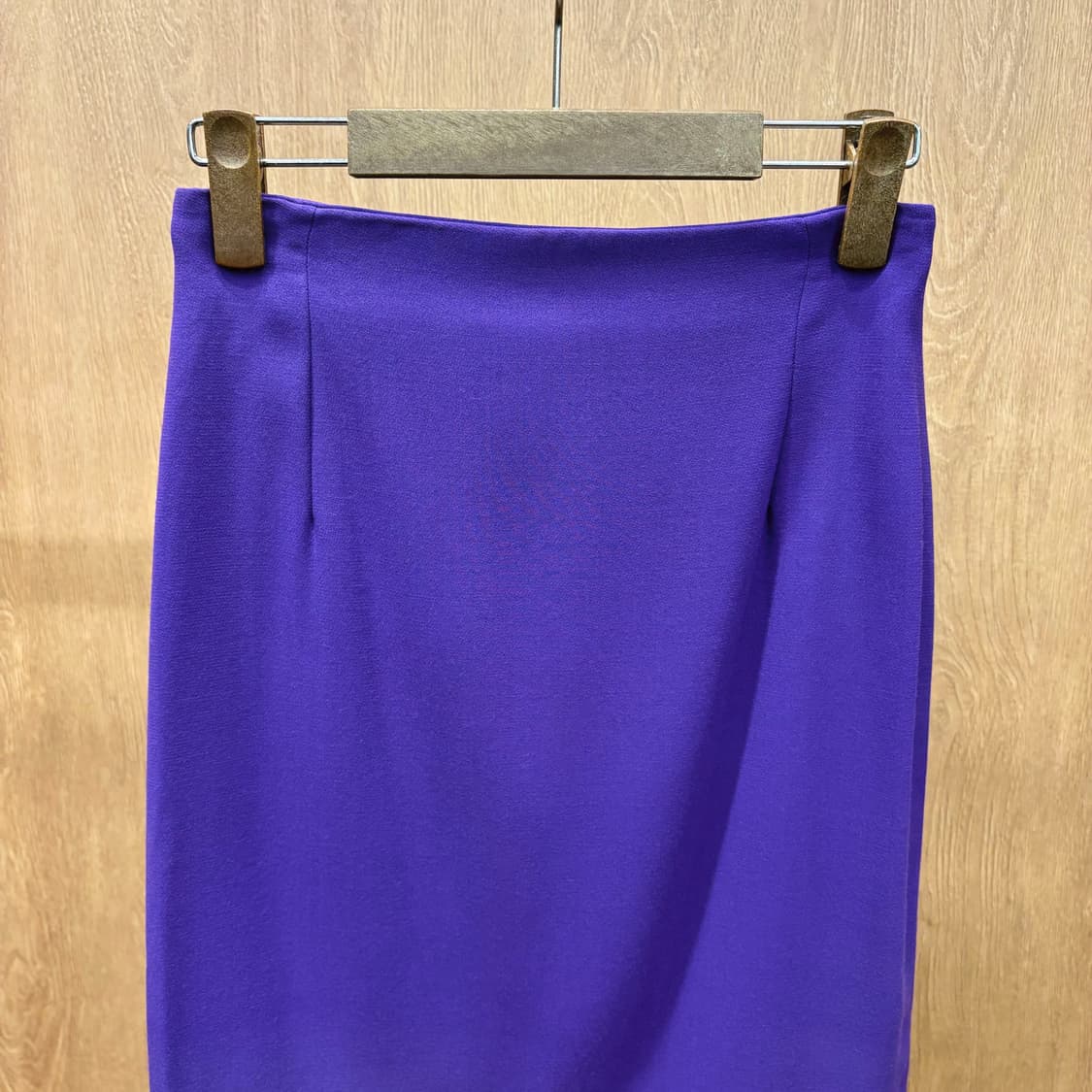 베르사체 미디 스커트 무지 백 슬릿 디테일 H라인 퍼플 상품이미지4