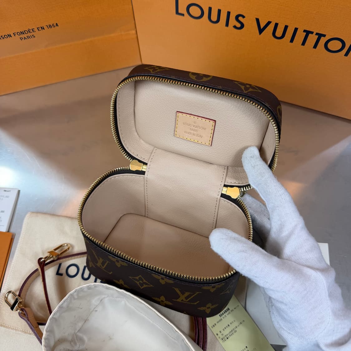 [리오브] 루이비통 모노그램 니스 나노 메이크업 베니티 토트백 상품이미지4