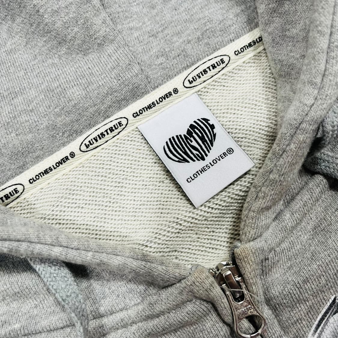 러브이즈트루 VL 크롭 실버 로고 투웨이 후디 집업 상품이미지6