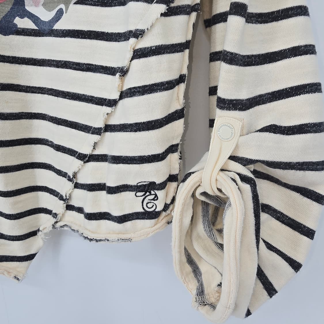 JUICY COUTURE 언발 스트라이프 플라워 크롭 티 (빈티지 무드) 상품이미지8