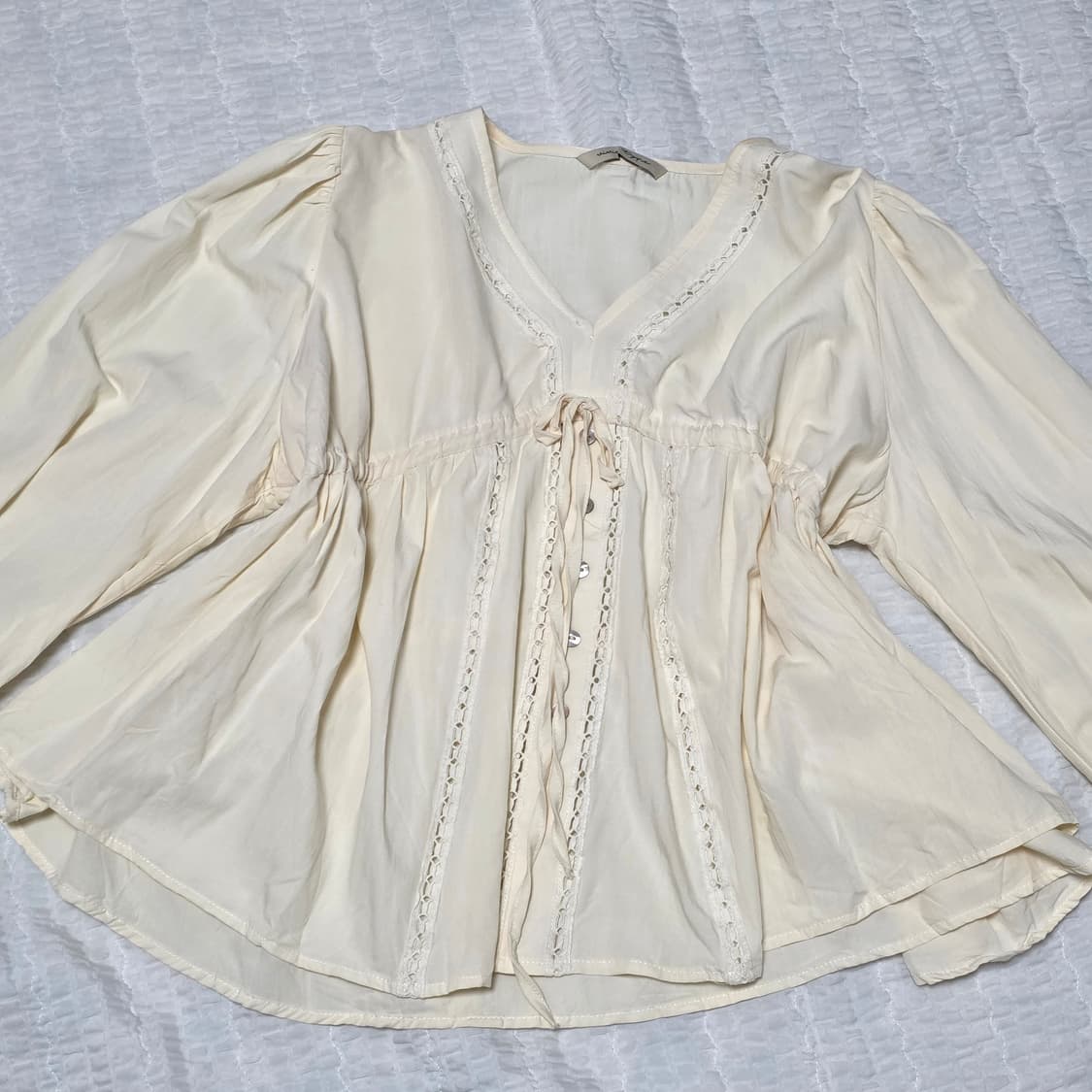 하구미 모리걸st 아이보리 레이스 셔링슬리브 블라우스 상품이미지1