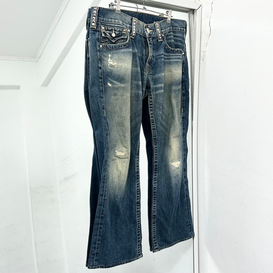 트루릴리전 스터드 커스텀 부츠컷 데님 팬츠 상품이미지5