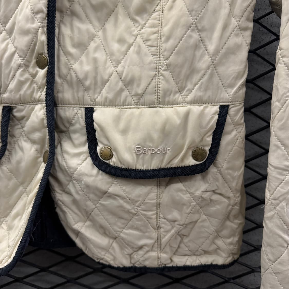 바버 코듀로이 카라 퀼팅자켓 기모안감 투포켓 금장단추 디테일 아이보리 상품이미지6