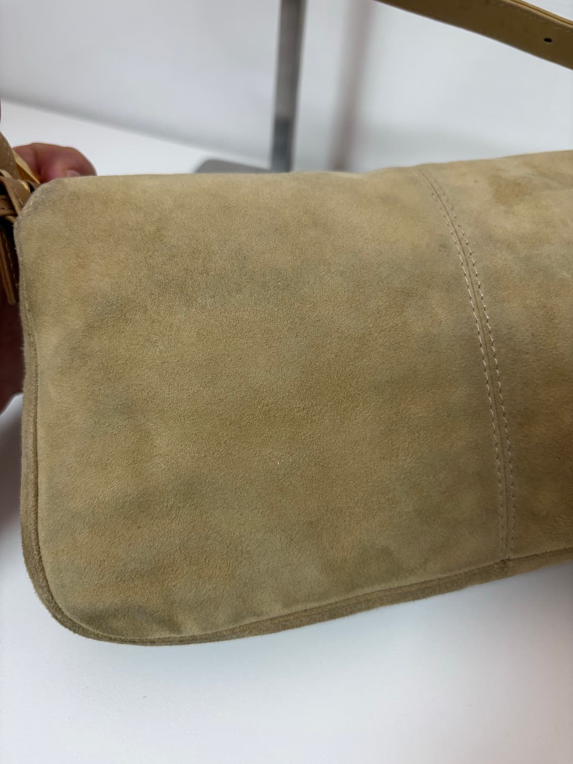 펜디 스웨이드 바게트백 베이지 상품이미지5