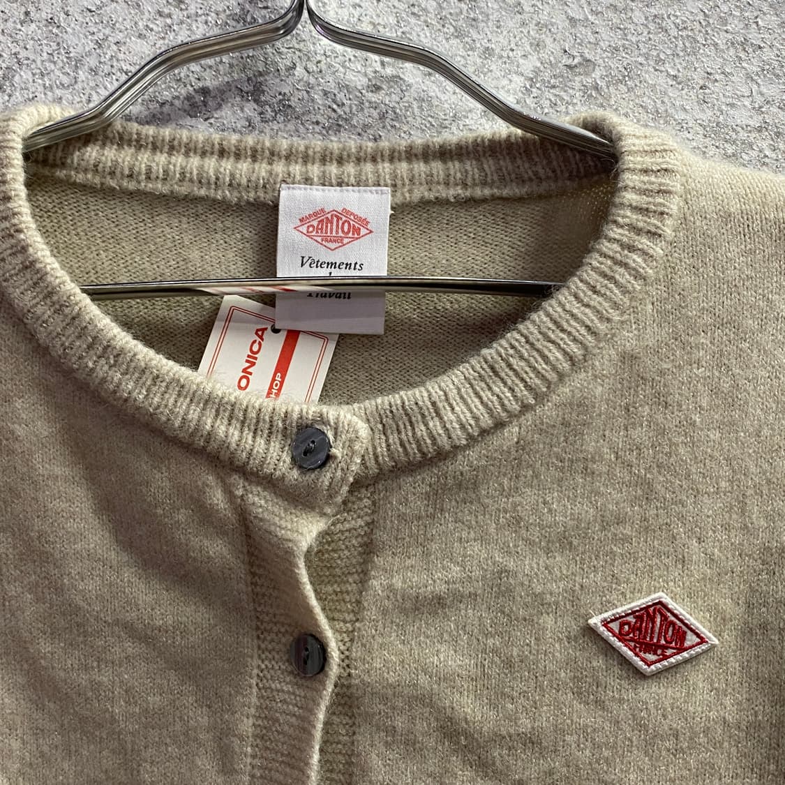 단톤 패치로고 베이지 버튼 니트 가디건 B3160 상품이미지3