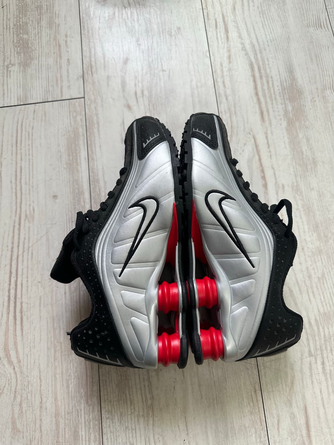 나이키 샥스 R4 메탈릭 실버 레드 260(8US) 상품이미지1