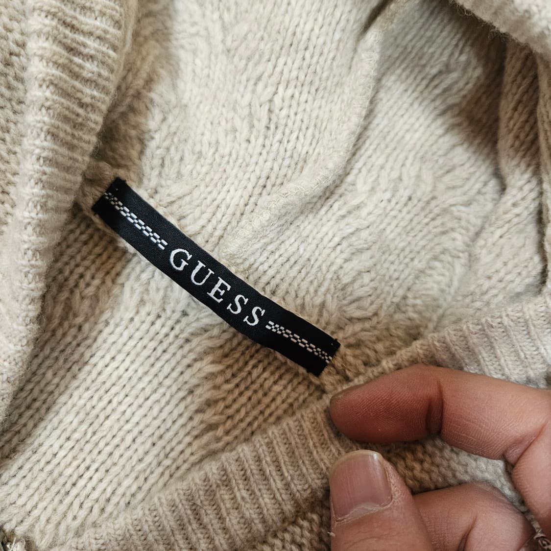 게스(Guess) 20fw 울 혼방 케이블 후드 숏 니트  상품이미지5