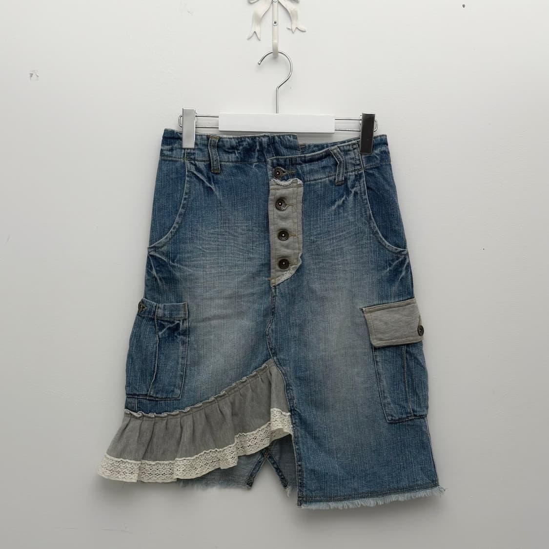 스웻 프릴 디테일 데님 패치 스커트 상품이미지1