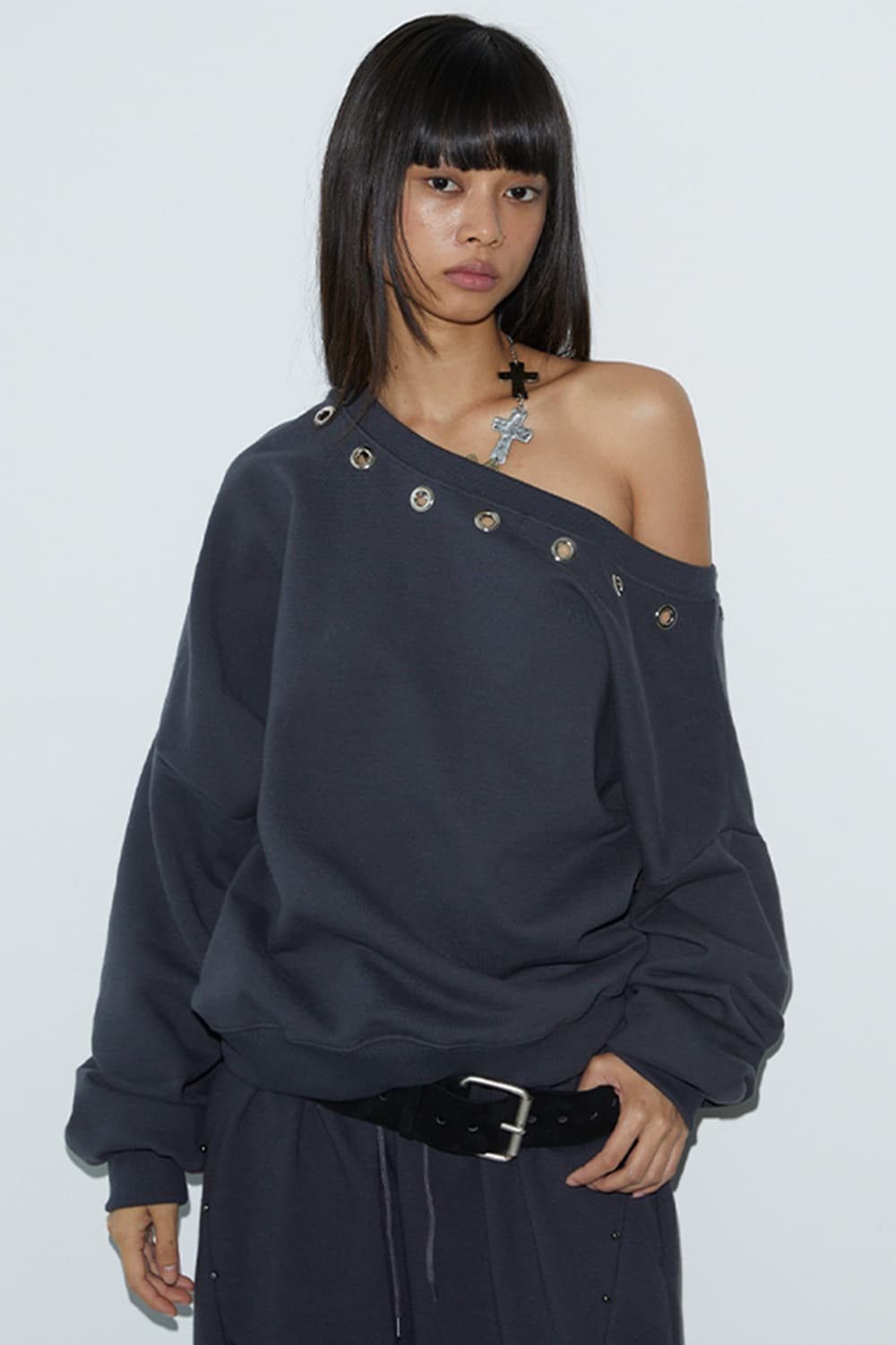 분트 원숄더 스터드 맨투맨 Unbalance Stud Sweatshirt 상품이미지1