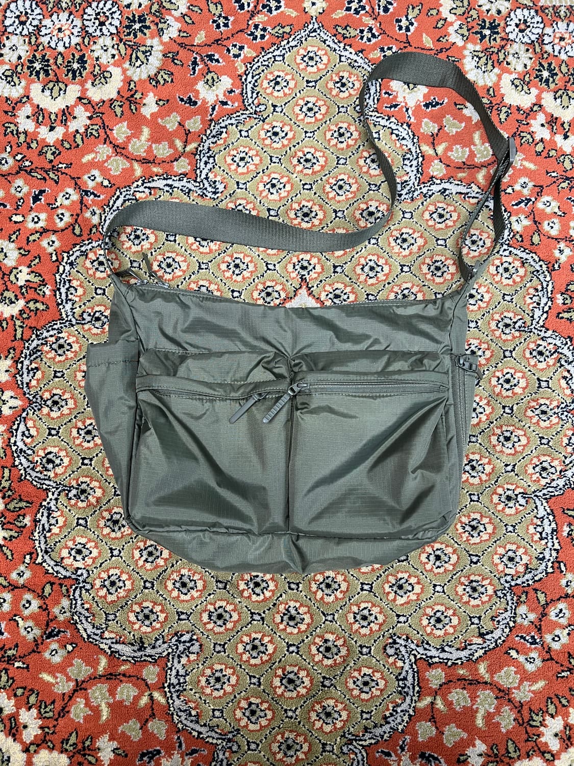 유니클로 멀티 포켓 숄더백 올리브 상품이미지1