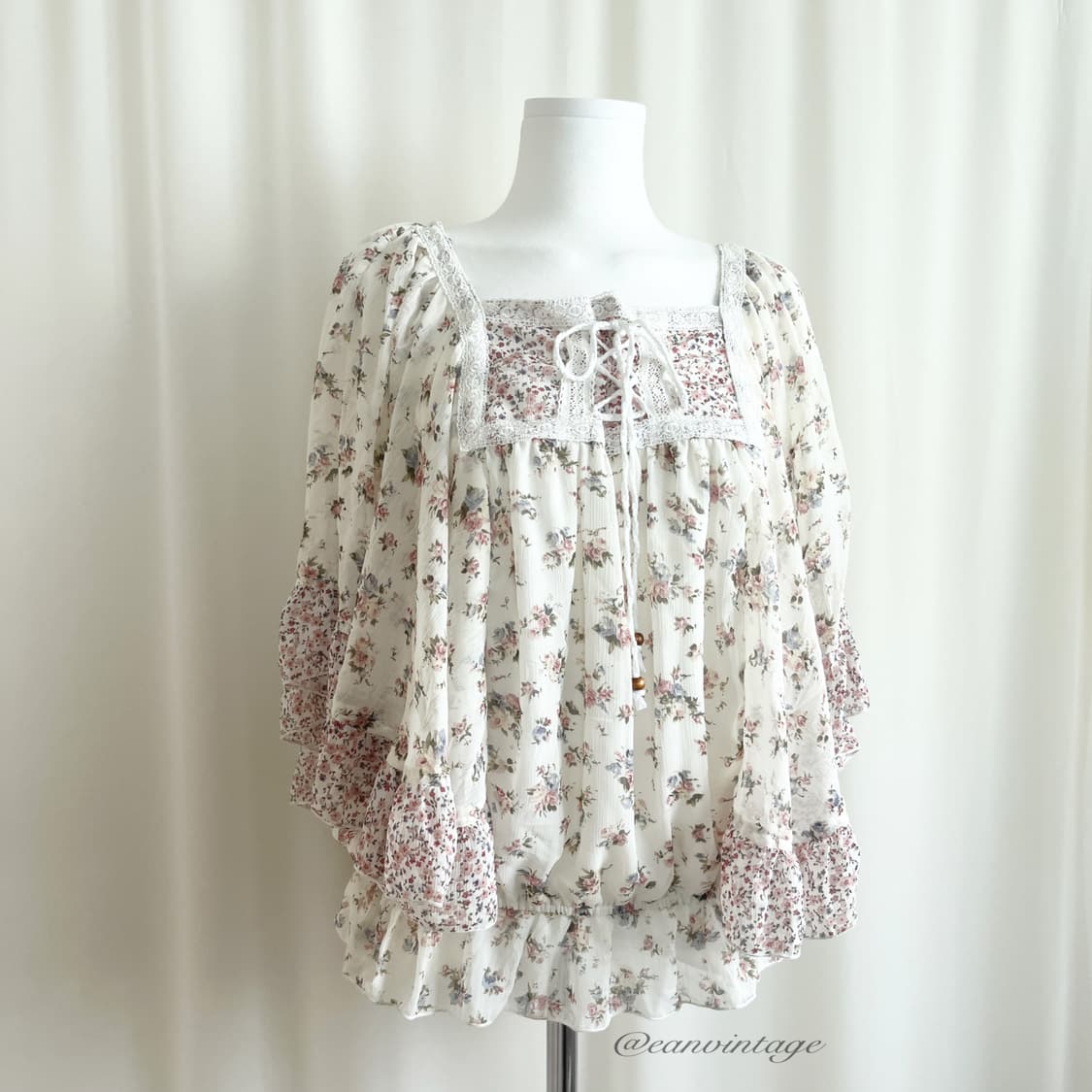 light cream flower poncho blouse 상품이미지3