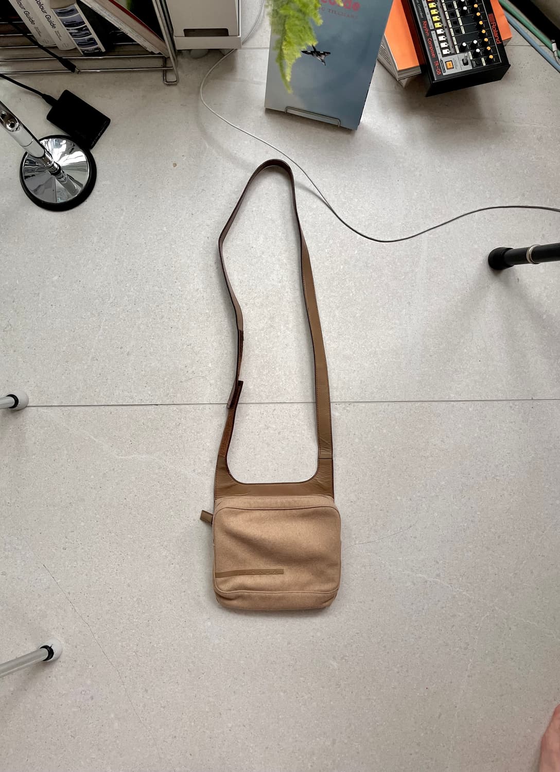 프라다 스웨이드 레더스트랩 크로스백 상품이미지2