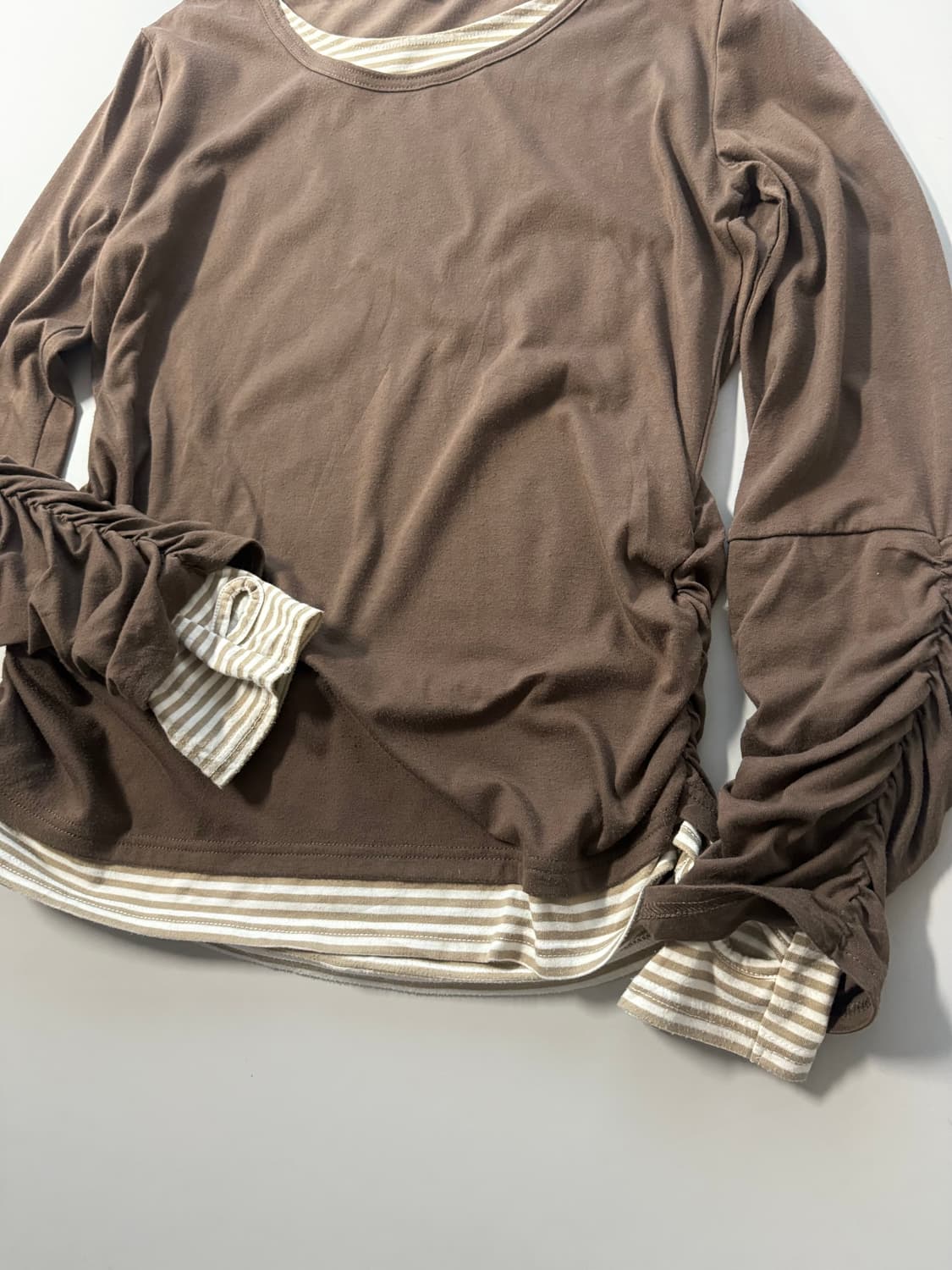 핸드 워머 셔링 디테일 레이어드 롱 슬리브 티 상품이미지6