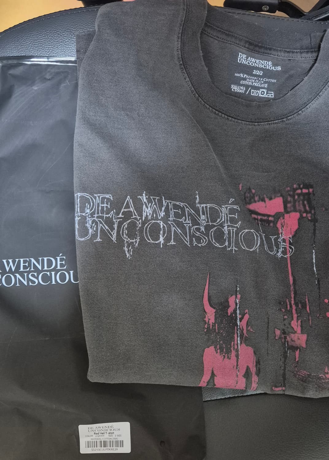 새상품 어웬드 red veil t-shirt 2사이즈 판매합니다. 상품이미지2