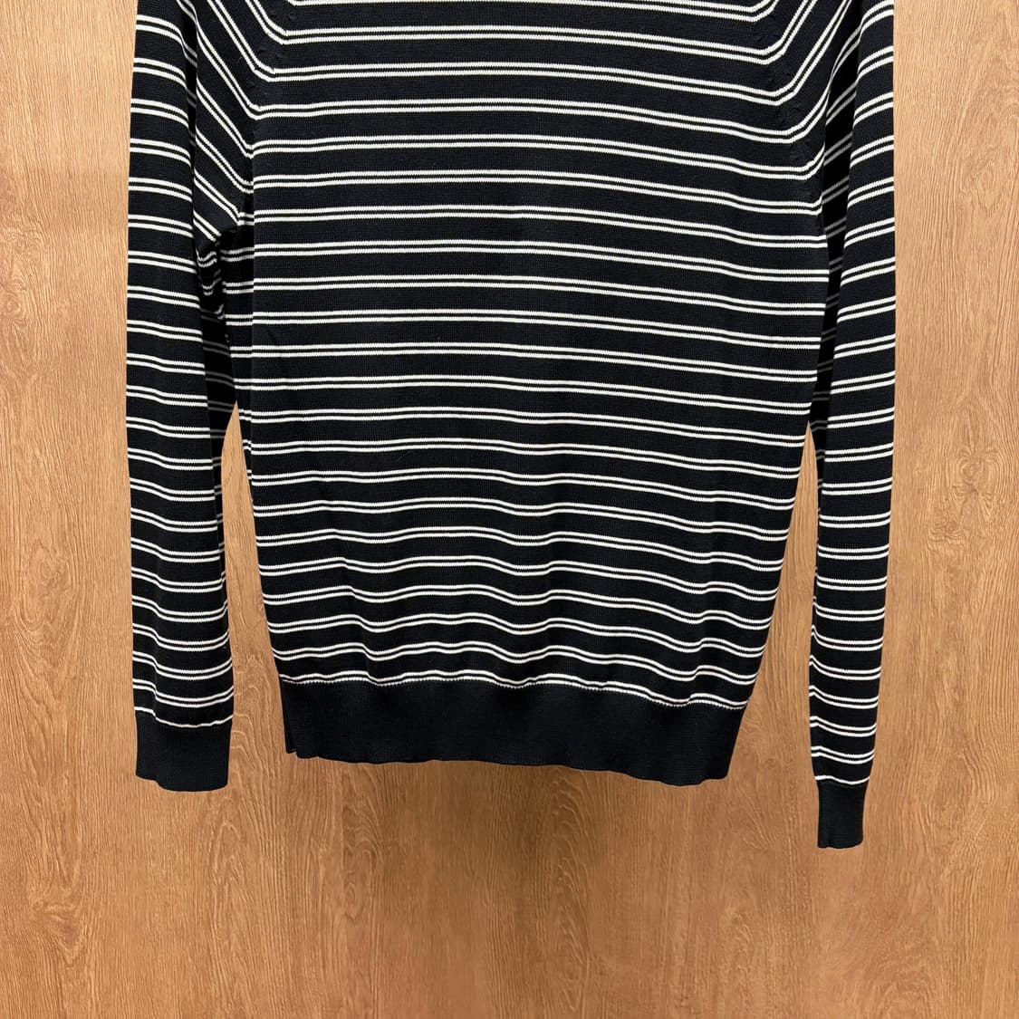 산드로 라운드넥 긴팔 니트 소매 배색 스트라이프 디테일 블랙 상품이미지5