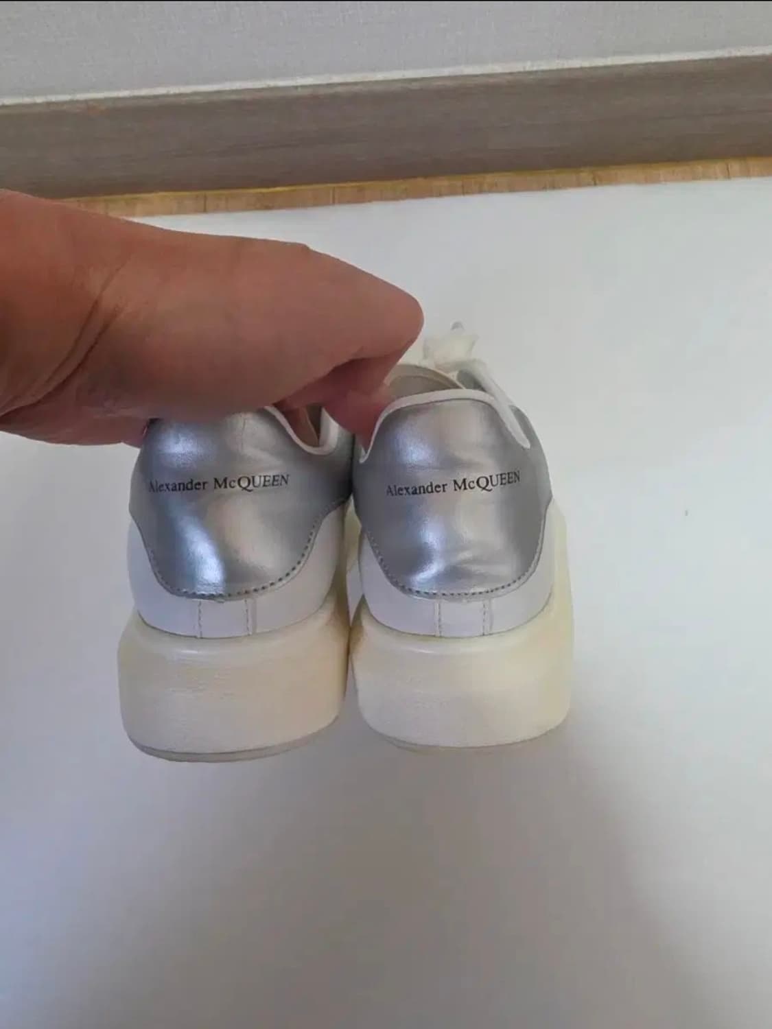 정품 알렉산더맥퀸 오버솔 스니커즈 화이트 실버탭 사이즈 245 (38) 상품이미지3